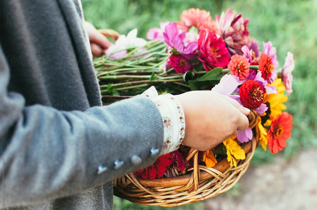 Купить корзину с цветами в FirstFloral